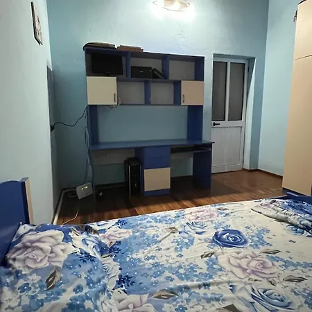 Large Budget Apartment *